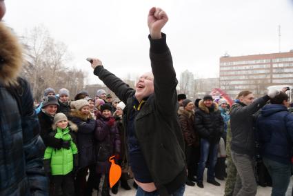 Молодой парень рабуется победе. Празднование Масленицы в Харитоновском парке, в Екатеринбурге