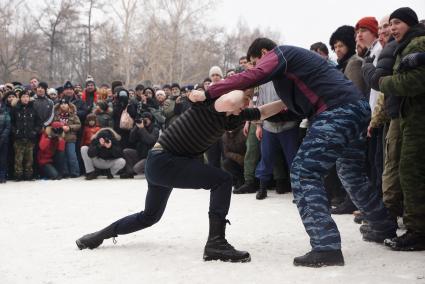 Молодые парни борятся. Празднование Масленицы в Харитоновском парке, в Екатеринбурге