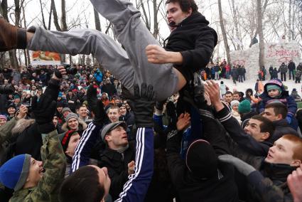 Молодые парни участвуют в народной забаве \"Стенка на стенку\". Празднование Масленицы в Харитоновском парке, в Екатеринбурге