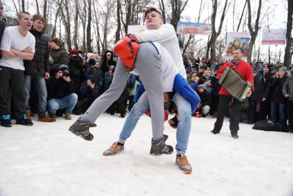 Молодые парни борятся. Празднование Масленицы в Харитоновском парке, в Екатеринбурге