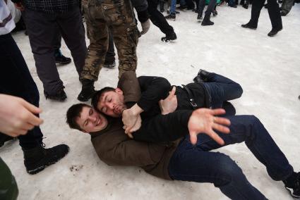 Молодые парни борятся. Празднование Масленицы в Харитоновском парке, в Екатеринбурге