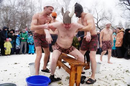 Мужчины парятся в бане на морозе. Празднование Масленицы в Харитоновском парке, в Екатеринбурге
