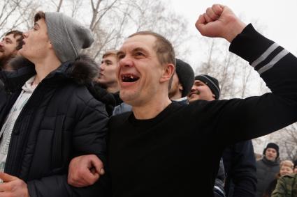 Молодые парни и мужчины участвуют в народной забаве \"Стенка на стенку\". Празднование Масленицы в Харитоновском парке, в Екатеринбурге