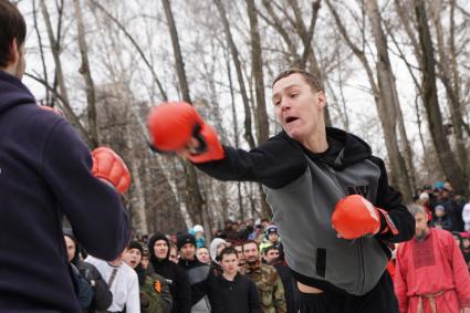 Молодые парни борятся. Празднование Масленицы в Харитоновском парке, в Екатеринбурге