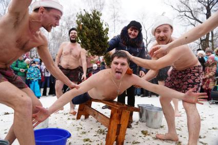 Мужчины парятся в бане на морозе. Празднование Масленицы в Харитоновском парке, в Екатеринбурге
