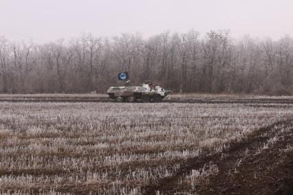 Украина. Донецкая область. На снимке: ополченцы ДНР на бронетранспортере направляются в сторону села Логвиново.