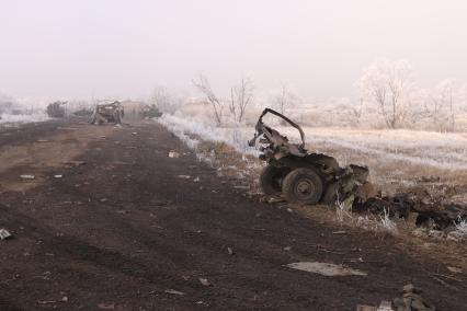 Украина. Донецкая область. Подразделения ДНР направляются в сторону села Логвиново. На снимке: разбитая колонна военной техники ВСУ.