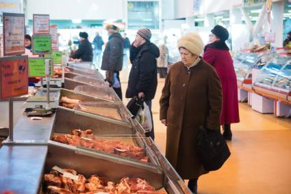 Бабушка у витрины с мясной продукцией. Сельско-хозяйственная ярмарка в Екатеринбурге