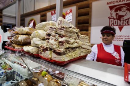 витрина с салом, на сельско-хозяйственной ярмарке в Челябинске