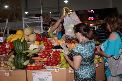 Торговая палата с фруктами и овощами, на продуктовом рынке в Екатеринбурге.