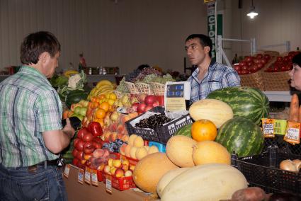 Торговая палата с фруктами и овощами, на продуктовом рынке в Екатеринбурге.