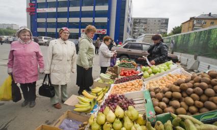 Торговая палата с фруктами и овощами, на продуктовом рынке в Екатеринбурге.