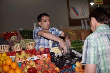 Торговая палата с фруктами и овощами, на продуктовом рынке в Екатеринбурге.