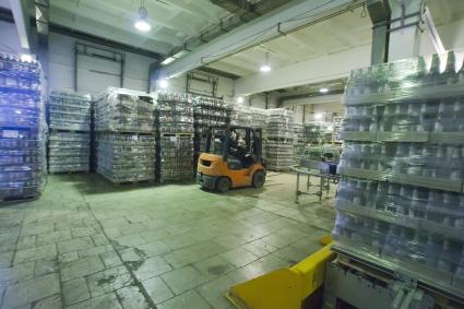 Бутылки с пивом на складе готовой продукции. Нижне-Тагильский пивной завод