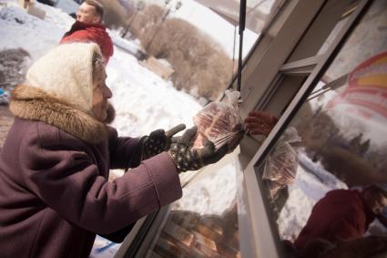 Бабушка на рынке покупает мясо. Екатеринбург