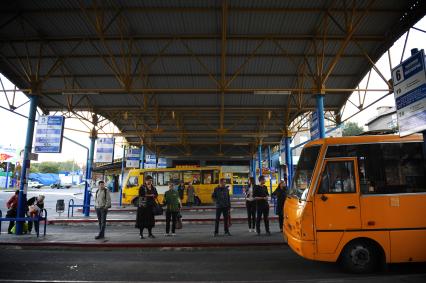 Украина. Донецк. Люди ждут автобуса на вокзале.