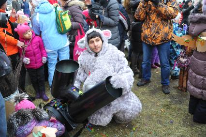 Москва.  Парк искусств `Музеон`. Празднование Широкой Масленицы.