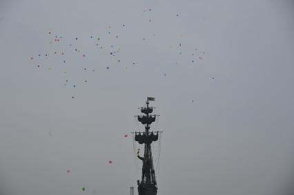 Москва. Центральный парк  культуры и отдыха имени Горького. Празднование Широкой Масленицы. На снимке: Памятник Петру I.