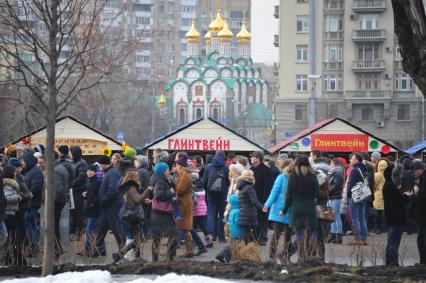 Москва. Центральный парк  культуры и отдыха имени Горького. Празднование Широкой Масленицы.