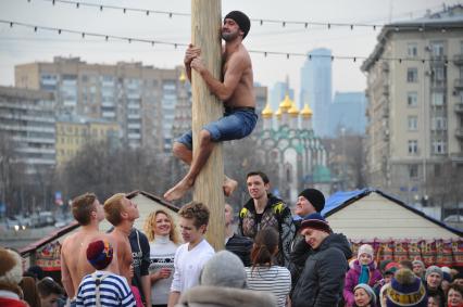 Москва. Центральный парк  культуры и отдыха имени Горького. Празднование Широкой Масленицы.