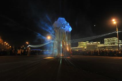 Москва. Центральный парк культуры и отдыха имени Горького. Празднование Широкой Масленицы. На снимке: арт-чучело `Снеговая туча`.