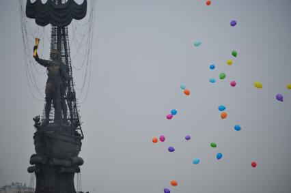 Москва. Центральный парк  культуры и отдыха имени Горького. Празднование Широкой Масленицы. На снимке: Памятник Петру I.