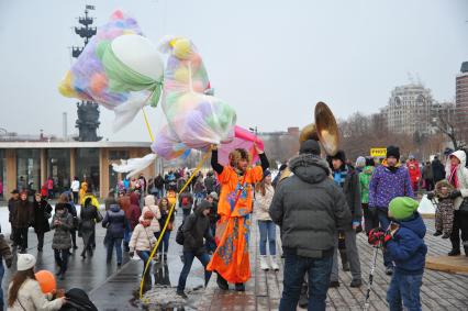 Москва.  Парк искусств `Музеон`. Празднование Широкой Масленицы