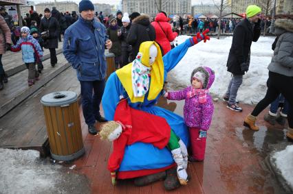 Москва. Центральный парк  культуры и отдыха имени Горького. Празднование Широкой Масленицы.