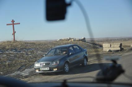 Украина, Луганская область. Автомобиль на обочине.