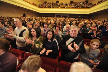 Украина. Луганск. На снимке: люди на концерте певца, первого заместителя председателя комитета ГД РФ по культуре Иосифа Кобзона, посвященного Дню защитника Отечества, во Дворце культуры имени Ленина.