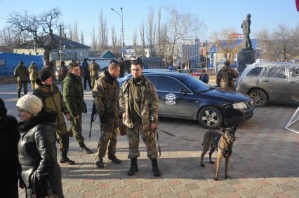 Украина. Луганск. На снимке: ополченец с собакой.