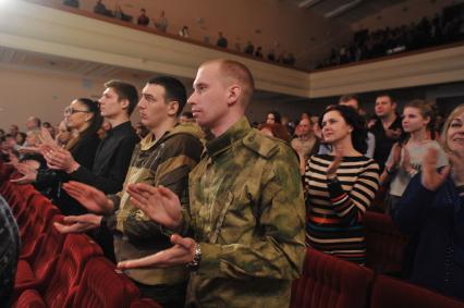 Украина. Луганск. На снимке: люди на концерте певца, первого заместителя председателя комитета ГД РФ по культуре Иосифа Кобзона, посвященного Дню защитника Отечества, во Дворце культуры имени Ленина.