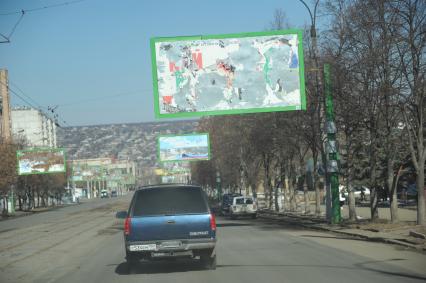 Украина, Луганск. Рекламные щиты в городе.