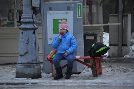 Москва. Парк `Сокольники`. Девочка ест глазированное яблоко.