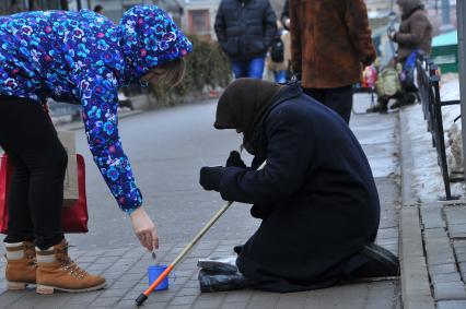 г.Москва. Женщина просит подаяние у  метро `Кропоткинская`.