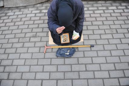 Женщина просит милостыню на улице в Москве.