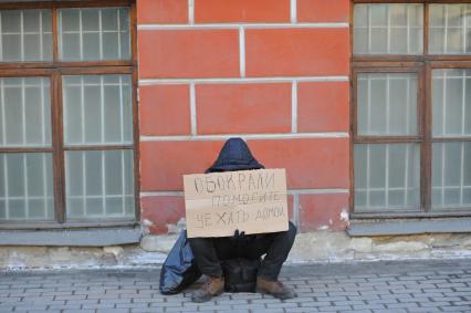 Мужчина просит милостыню на улице в Москве.