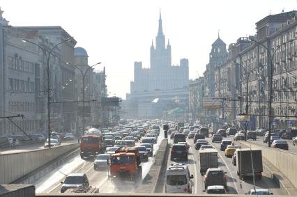 Автомобильное движение на Садовом кольце в Москве. Маяковский тоннель.