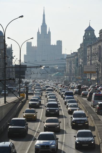 Автомобильное движение на Садовом кольце в Москве.