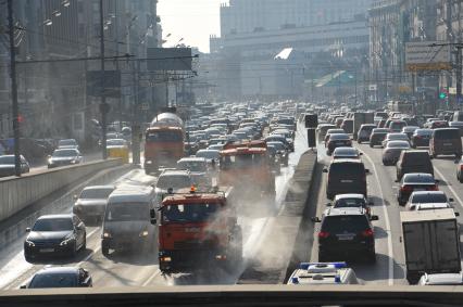 Автомобильное движение на Садовом кольце в Москве. Маяковский тоннель.