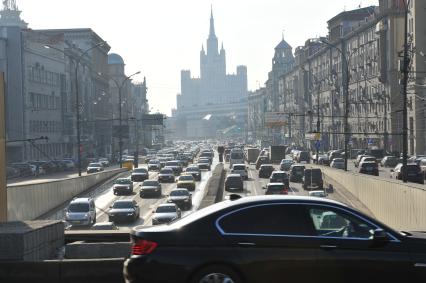 Автомобильное движение на Садовом кольце в Москве. Маяковский тоннель.