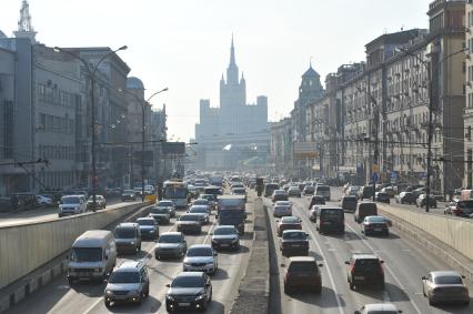 Автомобильное движение на Садовом кольце в Москве.