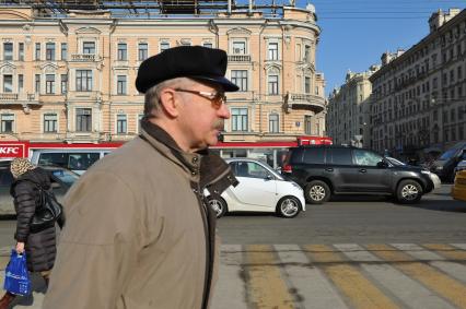 Аномально теплая зима в Москве. Пешеходы идут по Триумфальной площади в Москве.
