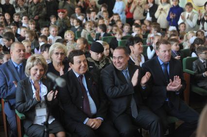 Украина. Луганск. Справа налево: премьер-министр ЛНР Геннадий Цыпкалов, глава ЛНР Игорь Плотницкий и певец, первый заместитель председателя комитета ГД РФ по культуре Иосиф Кобзон во время посещения школы-гимназии # 30.