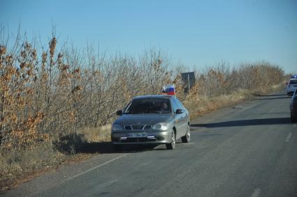 Украина. Донецкая область. г.Снежное. Автомобиль с российским флагом проезжает мимо блокпоста ополченцев ДНР.