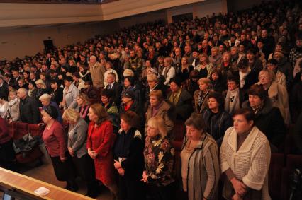 Украина. Луганск. Зрители во время выступления певца Иосифа Кобзона, в рамках его концертной программы для жителей Донецкой и Луганской народных республик. Концерт прошел во Дворце культуры имени Ленина.