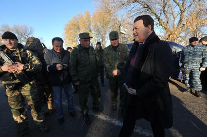 Украина. Донецкая область. г.Снежное. Певец, первый заместитель председателя комитета ГД РФ по культуре Иосиф Кобзон (справа) и заслуженный врач РФ Лев Ашрафян (второй слева) с ополченцами у блокпоста.