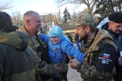 Украина. Луганск. Сотрудники военной полиции ЛНР с ребенком.