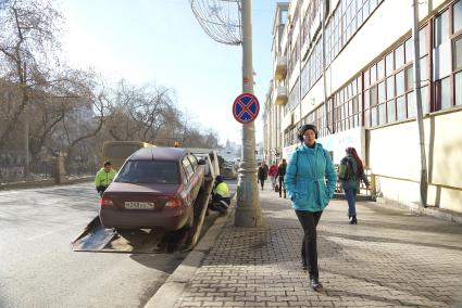 Эвакуация неправильно припаркованого автомобиля в центре Екатеринбурга