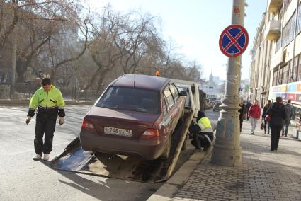 Эвакуация неправильно припаркованого автомобиля в центре Екатеринбурга